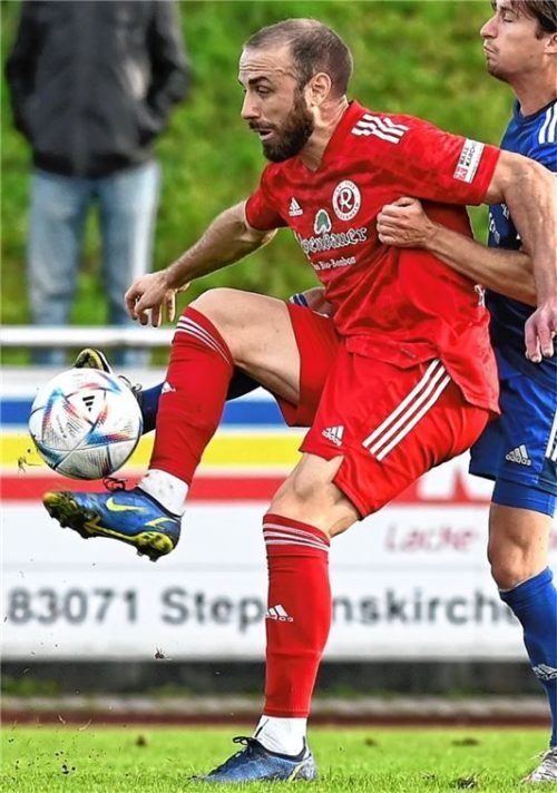 Rosenheims Andrew Barsalona musste mit Gelb-Rot vom Platz. Foto  Hans-Jürgen Ziegler