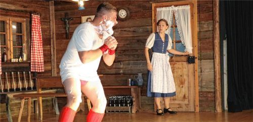 Saubere Sache: Luziferius Sparifankerl (Thomas Fischer) macht sich nach ein paar hundert Jahren an die Körperpflege. Die brave Centa (Veronika Schneiderbauer) wirkt schockiert. Fotos Rehberg