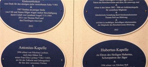 Schilder mit der Geschichte der KapellenFoto Stübl
