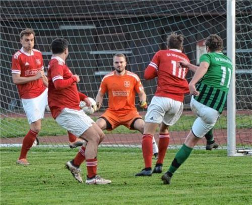 Schloßbergs Simon Marold (rechts) prüfte Westerndorf-Keeper Simon Rott, der den Schuss parierte. Foto Ruprecht