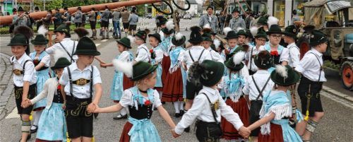 Schon der Nachwuchs zeigt, wie es geht: die Kindergruppe des Frasdorfer Trachtenvereins beim Tanz. Foto rehberg