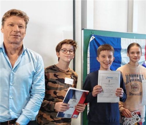 Schulleiter Andreas Schaller und die drei Besten (von links): Zweiter Nicholas Abell (LTG), Erster Arman Mujakic (SFG) und Dritte Leticia Wartenburger (SFG).Foto LTG