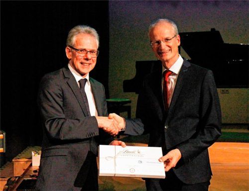 Schulleiter Helmut Wittmann (links) hatte einer langen Liste an Personen zu danken, welche das Gymnasium geprägt haben – wie hier den Fördervereinsvorsitzenden Dr. Helmut Rochlitz.Fotos  Ahn
