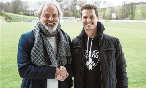 SG-Abteilungsleiter Stefan Sperr begrüßt den neuen Trainer Harry Mandl (links). Foto Johannes Wimmer