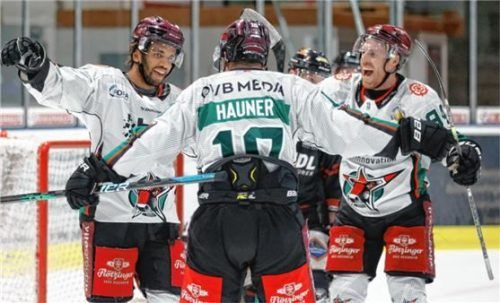 Sie jubeln in jedem Spiel, seit sie zusammenspielen: Tyler McNeely (rechts), Lukas Laub, der in Passau sein erstes Saisontor erzielte, und Norman Hauner, der mit zwei Scorerpunkten pro Match voll eingeschlagen hat. Foto Michael Sigl
