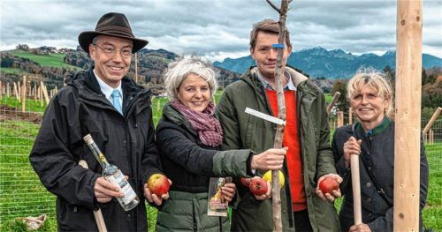 Sie sind stolz auf die „Obst-Arche Noah“, den Obsterhaltungsgarten in Höhenmoos bei Rohrdorf: (von links) Landrat Otto Lederer, Projektmanagerin Eva Bichler-Öttl, Schorsch Loferer, der als Pomologe das Projekt von Anfang an begleitet hat, und Rohrdorfs Zweite Bürgermeisterin Maria Haimmerer. Foto JOHANNES THOMAE