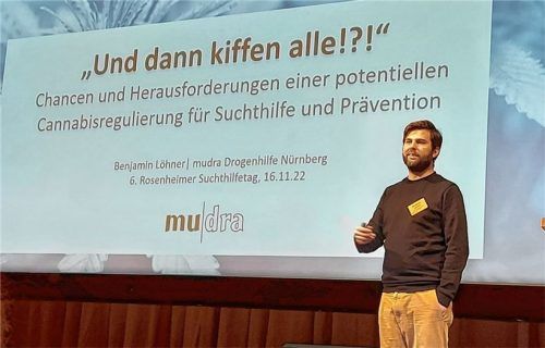 Sozialarbeiter Benjamin Löhner informiert über die Herausforderungen einer Cannabisregulierung. Foto