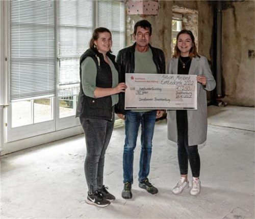 Spendenübergabe: (von links) Johanna Vogt und Elisabeth Schwaiger vom Dirndlverein mit Thomas Steindl von der Firma TNT. Foto Thomae