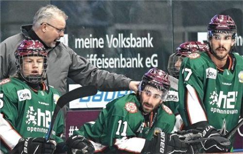 Starbulls-Coach Jari Pasanen muss auf viele Spieler verzichten: Ob Travis Oleksuk (Mitte) ausfällt, steht noch nicht fest. Links Kühnhauser, rechts Knaub. Foto Ziegler