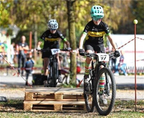 Starke Leistung: Celina Scheck aus Eisenärzt (vorne) und Sofia Wieberdink aus Inzell belegten die Plätze eins und zwei in der U13.Foto Roman Auer
