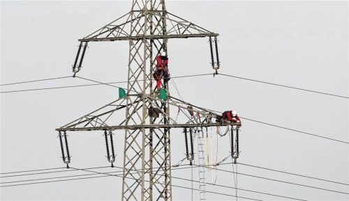 Störungen im Stromnetz können von den Betreibern normalerweise schnell behoben werden. Doch was passiert bei einem Blackout? Foto dpa