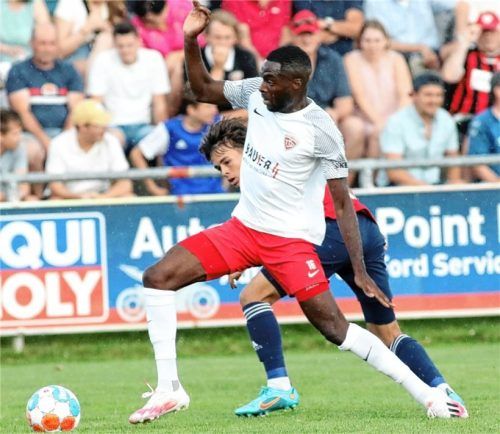 Szene aus dem Eröffnungsspiel im Juli, ob Buchbachs Daniel Muteba heute auflaufen kann, ist noch ungewiss.Foto Michael Buchholz