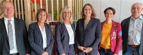 Tauschten sich über die Situation im Rosenheimer Frauenhaus aus: (von links) Martin Wollny, Leiter des Sozialamtes der Stadt, Marita Koralewski, Leiterin des Frauenhauses, Familienministerin Ulrike Scharf, Elke Herrmann, Geschäftsführerin des Sozialdienstes katholischer Frauen Südostbayern (SkF), Andrea März, Mitglied im Vorstand des SkF, und Klaus Grandl vom Rosenheimer Sozialamt.Foto Heise