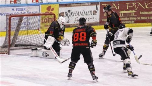 Torwart Kai Klimesch vereitelt eine Chance vom Trostberger Wayne Grapentine. Daneben die Aibdogs-Verteidiger Stephan Stiebinger (88) und Christoph Gottwald. Foto Hadersbeck