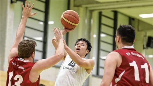 Traunsteins Kaz Yokoyama gegen die Neuöttinger Korbinian Kech (links) und Tobias Lechner.Foto Hans Weitz