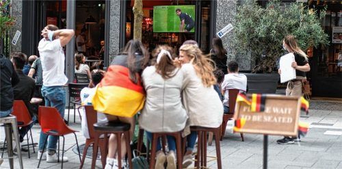 TV für alle: Viele Lokale in Deutschland haben angekündigt, die Spiele der Fußball-WM in Katar nicht zu zeigen. In Rosenheim sind sich die Wirte weitestgehend einig. Foto dpa/picture alliance/Jonas Güttler
