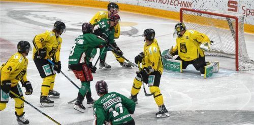 Tyler McNeelys erster Treffer zur zwischenzeitlichen 3:2-Führung nach Zuspiel von Dominik Daxlberger. Foto Franz Ruprecht