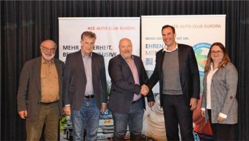 Über den neuen Vorstand freuen sich (von links) die beiden Beisitzer Alexander Knoll und Franz Polland, Alexander Oberst, der sein Amt an Dr. Marc Herzog übergab, sowie die Regionalbeauftragte im Club-Service, Ursula Hildebrand. Foto Penkala/ACE