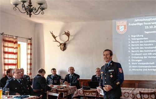 Unmut über die zunehmenden Einsätze der Feuerwehren als Rettungswagenersatz wurde bei der Jahreshauptversammlung der Rohrdorfer Ortsteilfeuerwehr Höhenmoos laut. Kreisbrandrat Richard Schrank (stehend) und Kommandant Erich Turetschek (Zweiter von rechts) sprachen über „eine fatale Entwicklung“. Foto Thomae