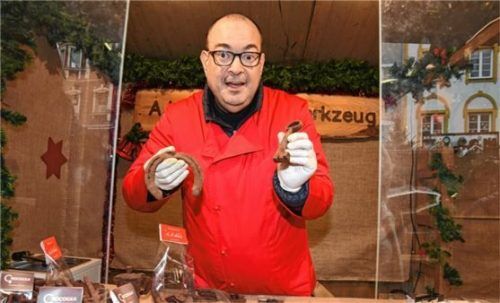 Verkauft Werkzeuge aus Schokolade: Stefano Cavallari ist zum ersten Mal auf dem Rosenheimer Christkindlmarkt.