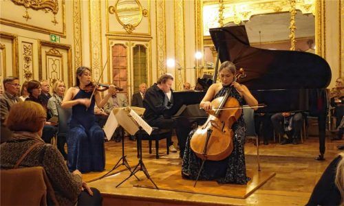 Von dunkel-herb bis witzig-virtuos: Soo-Jin Hong (Violine), Jens Elvekjaer (Piano) und Soo-Kyung Hong (Violoncello) brachten ihre Instrumente im Schlosssaal von Neubeuern traumwandlerisch sicher zum Klingen. Foto Füchtner