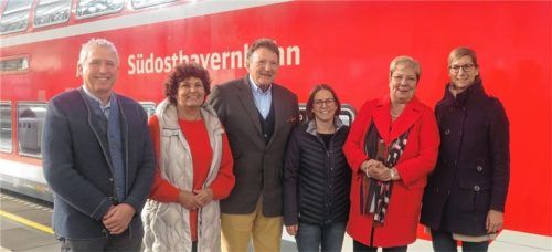 Vor der Abfahrt des IHK-Bildungsexpress am Mühldorfer Bahnhof: (von links) der Leiter der Mühldorfer IHK-Geschäftsstelle, Herbert Prost, die stellvertretende Altöttinger Landrätin Ingrid Heckner, IHK-Ehrenpräsident Eberhard Sasse, die Chefin der Südostbayern-Bahn, Magdalena Obermayer, IHK-Vizepräsidentin Ingrid Obermeier-Osl sowie Dr. Carolin Jürgens, Stabsstellenleiterin von „Lernen vor Ort“.Foto Rath