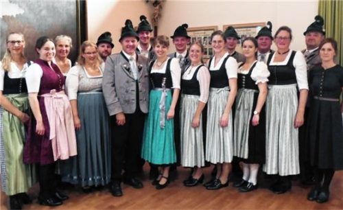 Vorsitzender Georg Lechner (Sechster von links) mit einem Teil der gewählten Vorstandschaft.Foto re