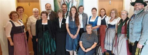 Vorsitzender Michael Beutl (rechts) und Zweite Vorsitzende Monika Singhammer (links) würdigten langjährige Mitglieder sowie die „Geburtstagskinder“ (von links) Elke Schlump (60), Kuni Beutl (70), Maria Feuersinger (85), Michael Glöckl, Ursula Drexler, Leonhard Seiderer, Elisabeth Singhammer, Ludwig Seiderer, Roswitha Maier (60, sitzend), Annelies Weinzierl (70), Marianne Grünwald (60), Irmgard Osterloher (70) und Anna Hellauer (80). Foto re