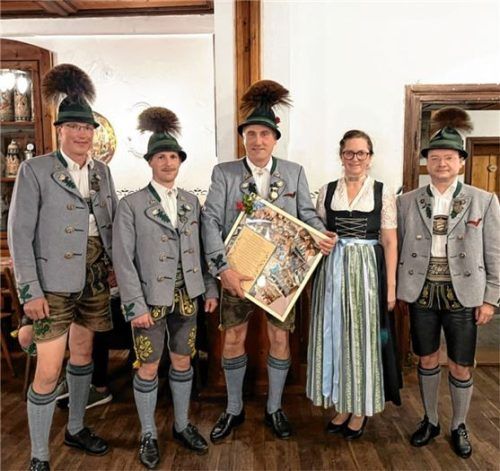 Vorsitzender Simon Rothmayer (Zweiter von links) überreicht Martin Vordermayer (Mitte) eine Fotocollage. Mit ihm freuen sich vom Vorstand (von links) Bert Furtner, Susi Stocker und Sepp Loferer. Foto RE