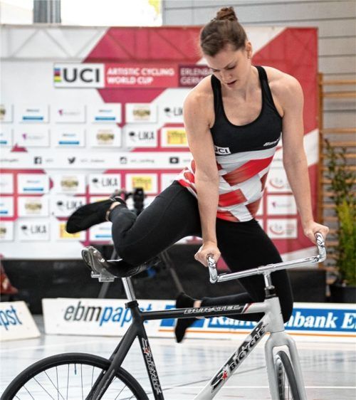 Weltcup-Gesamtsiegerin Ramona Dandl beim vierfachen Drehsprung. Sie vertritt Deutschland gemeinsam mit ihrer Vereinskollegin Jana Pfann bei der Hallenrad-WM im belgischen Gent. Foto Hubert Dandl