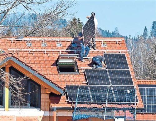 Wie kommt die Fotovoltaikanlage aufs eigene Hausdach? Foto Rolf Poss/imago