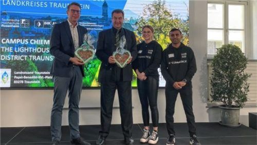 Wissenschaftsminister Markus Blume und Ministerpräsident Markus Söder mit den Studierenden Amelie Gürtler und Zaryab Khan (von links). Foto Julia Hinterseer