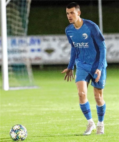 Wurde schon in der zweiten Minute so unglücklich am Schienbein angeschossen, dass der Ball ins eigene Netz kullerte: Ampfings Irfan Selimovic. Foto Buchholz