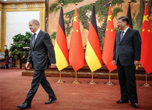 Xi Jinping (rechts), Präsident von China, empfängt Bundeskanzler Olaf Scholz (SPD) in der Osthalle der Großen Halle des Volkes in Peking. Foto dpa