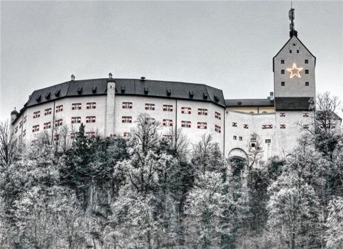 Zum Aschauer Adventsmarkt wird der große Stern auf Schloss Hohenaschau erstrahlen. Er wird bereits am heutigen Freitag aufgehängt.