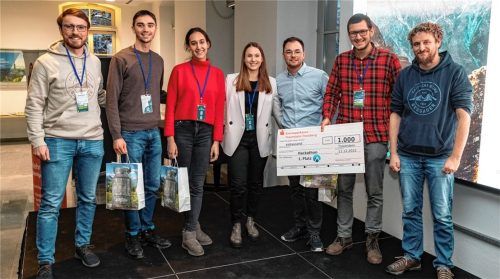 1000 Euro Siegprämie – Christoph Böhm (links) und Florian Armstorfer (rechts) von der Privatkäserei Bergader freuten sich zusammen mit Organisatorin Magdalena Daxenberger (Mitte) über die Gewinner des ersten Chiemgauer Hackathons (von links): Milan Cupac, Jana Baltic, Christian von Großmann und Markus Pauli Foto Effner