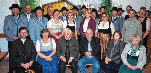 21 Trachtlerinnen und Trachtler der „Kaltentaler“ nahmen jetzt von Vorstand Franz Haigermoser, links, und Zweiter Vorsitzender Michaela Hehensteiger, rechts, im Beisein von Pfarrvikar Mathias Klein-Heßling, Dritter von rechts, stehend, eine Ehrennadel für 25-jährige Mitgliedschaft entgegen. Foto aerzbäck