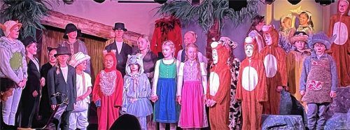 25 junge Mitwirkende im Alter von fünf bis 14 Jahren wirken beim musikalischen Wintermärchen auf der Bühne im Hotel Endorfer Hof mit. Foto  Kirchner