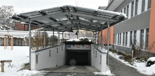 39 Parkflächen fallen für Monate weg. Die Tiefgarage unter dem Rathaus in Schloßberg muss saniert werden. Besonders geschädigt ist die Rampe.Foto Schlecker