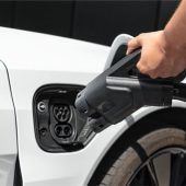 Jeder sechste Neuwagen elektrisch