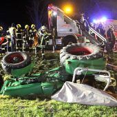Traktor stürzt in Graben: Drei Verletzte