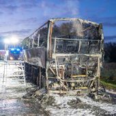 Fliegerbombe in Geretsried entschärft  Bus der Bamberger Symphoniker brennt Feuerwehr findet Toten nach Brand