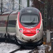 Schnellzug wirbelt Schotter auf: Stein sprengt Scheibe