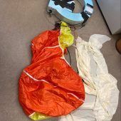Mann bricht durch Ofenscheibe Wetterballon landet auf Autobahn