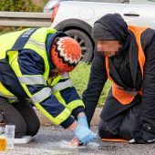 Polizei bittet Klima-Kleber zur Kasse