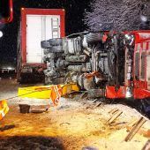 Leerer Tiertransporter kippt auf Autobahn um