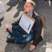 Jesuitenpater und Klima-Kleber zeigt sich selbst an