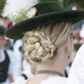 Trachtler streiten über Frisur