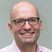 Ab 55 Jahren: Achten Sie auf Zahnfleisch und Knochen!