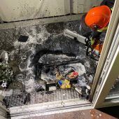 Adventskranz steckt Balkon in Brand